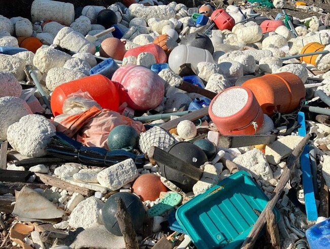 再生プラスチックを売りたい企業と買いたい企業をつなぐオンラインショッピングモール「再生プラスチック取引所」 長崎県対馬市に漂着する海洋プラスチックごみをリサイクルしたペレットの取り扱いを開始
