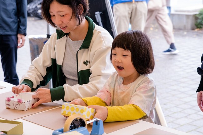 【大王グループの総合印刷会社 ダイオーミウラ】地域イベントで貼箱作りワークショップを実施
