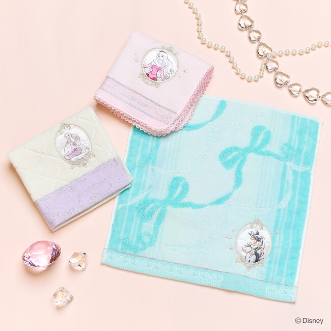 服飾雑貨メーカー川辺株式会社　「ジルスチュアート」から「ディズニープリンセス」デザインのキラキラスウィートなタオルハンカチ 新発売！