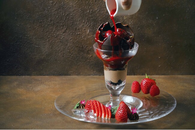 南紀白浜マリオットホテルとろけるドームの中から和歌山県産苺「まりひめ」が現れる「まりひめのショコラドームパフェ」を発売