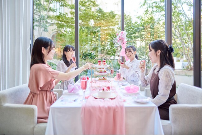 季節のアフタヌーンティーやコース料理でお祝い！推し活にもおすすめ！5色（ピンク・ブルー・イエロー・グリーン・パープル）から選べるテーブルデコレーション付『誕生日・女子会 デコレーションプラン』販売開始