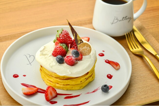 【Buttery Cafe】クリスマスシーズン限定「いちごのパンケーキ」や「グラタントースト」が12月1日より新発売！