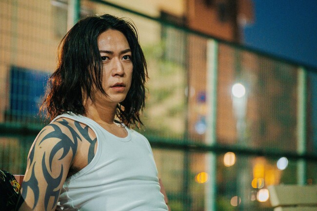DMM TV「外道の歌」亀梨和也 圧巻の再現度！トラのトレードマーク、ロン毛＆タトゥーが存在感を放つ場面写真が解禁！！