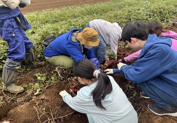 有機野菜の収穫体験／約20mの大木を倒す間伐体験＋記念樹植樹体験体験を通じ、“食”を支える～持続可能な農業を未来に～