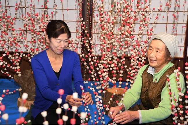 【岐阜県高山市】飛騨の冬の風物詩「花もち」作りが最盛期を迎えています