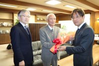 【岡山理科大学】善木名誉教授の受章を理事長がお祝い