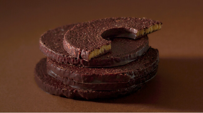 クラブハリエから長年の想いを実現した新定番登場！香り高いチョコが染み込んだサクッと新食感。日々の旅路をともにするバームクーヘン「バームショコラ ド ヴォヤージュ」新発売！