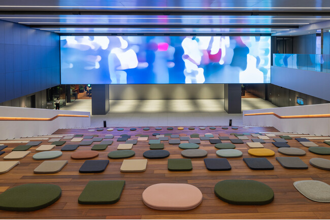 ニコンの「本社/イノベーションセンター」に当社製大型LEDディスプレイを中核とする映像・音響・制御システムを納入