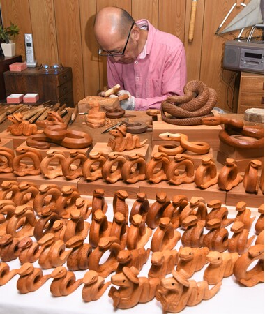 【岐阜県高山市】2025年の干支は巳（み）！飛騨の伝統工芸『一位一刀彫』のヘビの置物づくりがピークを迎えています