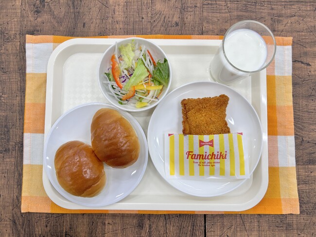ファミリーマート初！看板商品「ファミチキ」が埼玉県狭山市の小中学校の給食に！～ファミリーマート発祥の地、狭山市市制施行70周年記念～