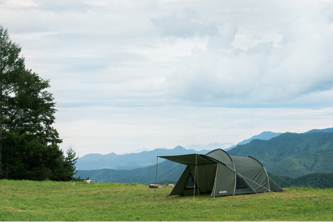 天空を感じるエーコントップフレーム採用！耐風性にも優れたエントリーモデルのテント「neos エーコン リビングドーム」2サイズ 新発売！