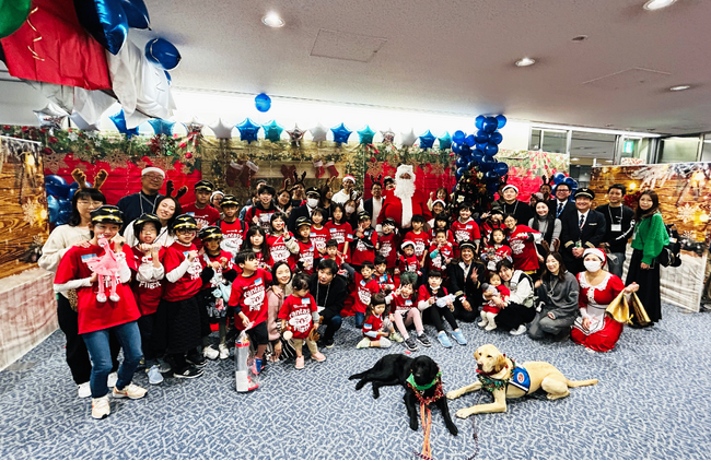 ユナイテッド航空、成田空港から北極（JOY）へ向かう「ファンタジーフライト」イベントを開催し、子どもたちと共にホリデーシーズンを祝う