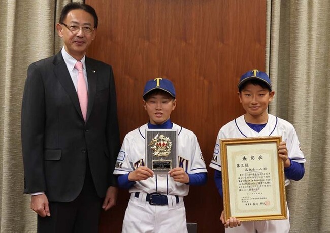 高槻市の中学生２人が野球の全国大会出場を市長に報告