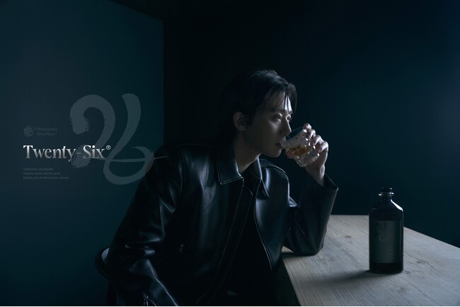 パク・ソジュンがクリエイターとして携わったウイスキー「26」本日12時より先行販売開始！シリアルナンバーが刻まれた世界にひとつだけの1本。本人登場のキービジュアルも公開。