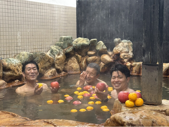 おふろcafe 白寿の湯で、12月21日の冬至に合わせて群馬のりんごとお客さまからのゆずを使用した「ゆずりんご風呂」