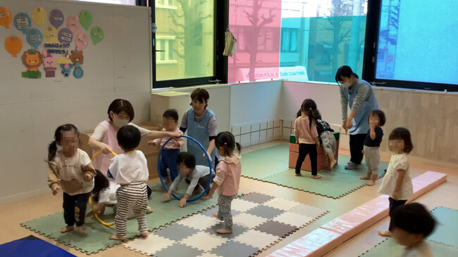 【保育士目線カメラ+固定カメラ=保育の質向上】東京都中野区「ピノキオ幼児舎 野方保育園」にて、“保育士の目線”を見える化した取り組み『まなざしプロジェクト』実施