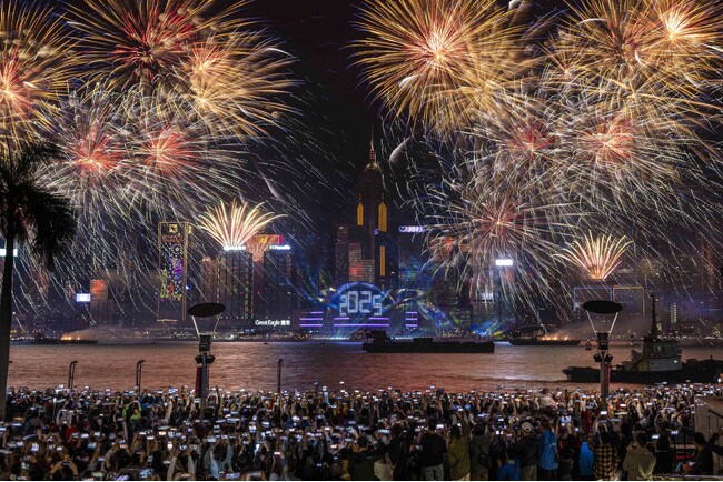 ビクトリア・ハーバーを舞台に2025年を迫力満点の花火で迎えるカウントダウンイベントを開催