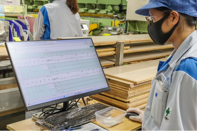 突き板の製造をする朝日ウッドテック関連会社の朝日銘木が、現場DXサービス 「KANNA」 を導入