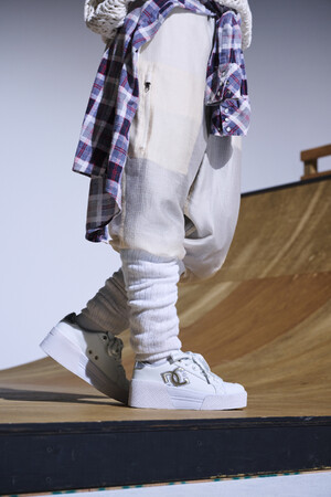 「DC Shoes」から、エレガントなリボン風シューレースと高さ約6cmのボリュームソールのプラットフォームスニーカー「CHELSEA LITE WEDGE SE」が2024年12月下旬より発売！