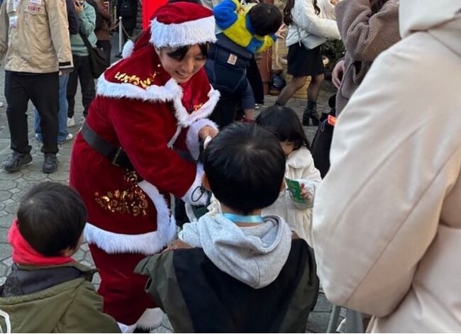 【ニュースレター】遊園地のスタッフがサンタクロースに変身!?「花サンタのおさんぽ」実施中