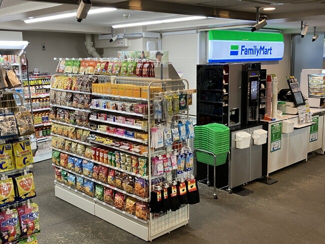 明治神宮外苑アイススケート場に大手コンビニ初出店！　　　　　　ファミリーマート明治神宮外苑/S店12月18日（水）7時オープン!