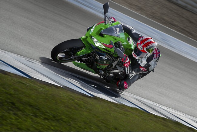 「Ninja ZX-25R SE KRT EDITION」が第7回 日本バイクオブザイヤー2024大賞を受賞