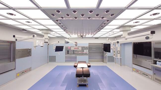 無影灯を必要としない天井照明型手術室「オペルミ(R)」第1号機を大阪けいさつ病院に導入