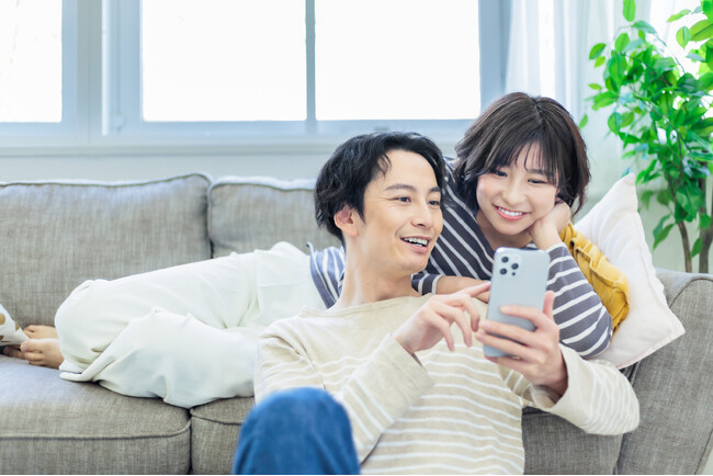 【ママ・パパもスマホ依存!?】「1日3時間以上」スマホを利用するママパパが5割超え！　ママパパがよく使うアプリランキング1位はやっぱり〇〇〇〇！／いこーよファミリーラボ