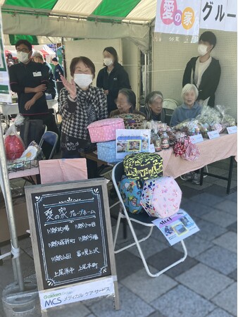 -認知症とともに暮らせる社会の実現にむけて-　川越市で開催された『笑顔でふれあいフェスティバル』に出展、ご利用者とブース運営