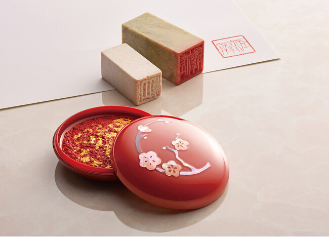 伝統的工芸品の「高岡漆器」を容器に使用した品格のある極上練朱肉　「高岡漆器 螺鈿仕上 鯱旗印肉」（たかおかしっき　らでんしあげ　しゃちはたいんにく）発売