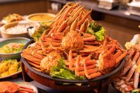 【TikTok100万回再生突破!】SNS大注目企画「カニ食べ放題の豪快ビュッフェ」がさらに「伊根ブリまでも食べ放題」になった新春特別プランが登場。まさに贅沢の極み!カニとブリを存分に堪能。夕日ヶ浦温泉「時季を彩る 佳松苑」