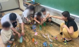 「すまいる」の学生による小学校での 日本語支援ボランティアの様子