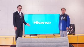 寄贈75型テレビ　左 ハイセンスマーケティング部 家倉部長、右 横浜DeNAベイスターズ青星寮 加古 寮監督