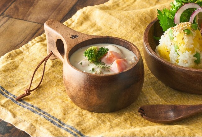 アカシアの木の温もりをテーブルに！フック掛けできるマグカップ「LOGOS ククサ」新発売！