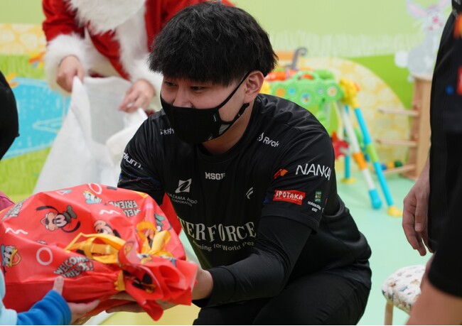 【E36 X’mas “Dreams for Children’s Future!!”-2024‒】プロeスポーツチームENTER FORCE.36が1年間の戦績で子どもたちにクリスマスプレゼントを