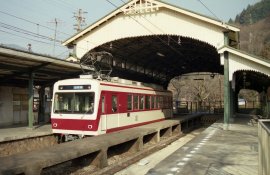 八瀬遊園（現：八瀬比叡山口）駅に停車するデビュー間もない頃の７２１号車