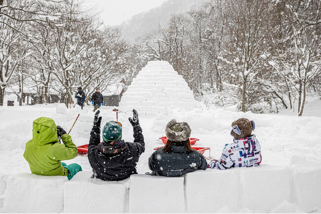 郷土料理ランチ付きのイグルー作り体験、参加者募集中