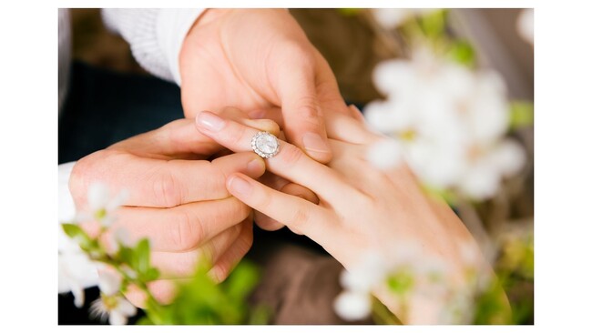 独身男性419人に聞く！プロポーズのプレゼント、人気1位はやっぱり指輪　～花も3位にランクイン！世代別に見るプロポーズプレゼントの選ばれ方～