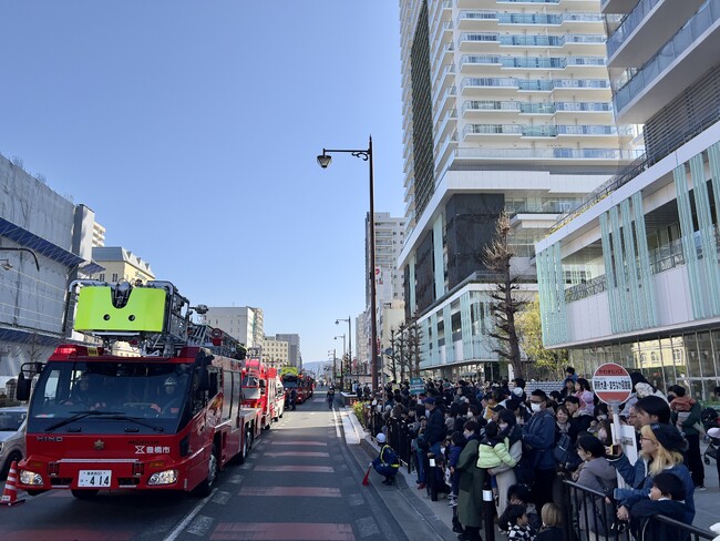 【令和7年度豊橋市消防出初式】消防ヘリも登場!市電が走る駅前大通りに消防車が整列します