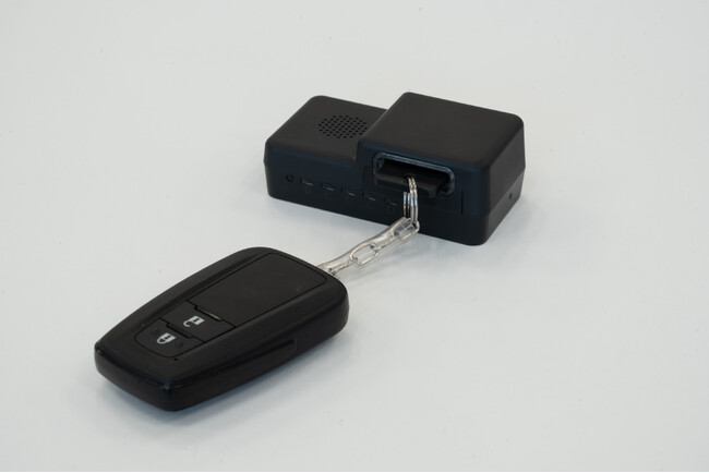 「オートモーティブワールド2025」にて、バスやトラック、建機や農機にも利用可能な遠隔鍵開閉装置を初出展