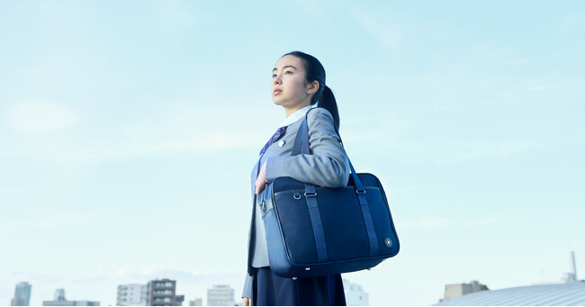 「本物に触れ、自分たちで選び、誇りをもってほしい」創立150周年を記念し、跡見学園中学校高等学校の生徒たちとマザーハウスがスクールバッグを共同開発