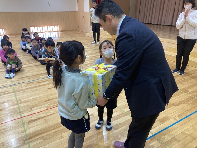 株式会社三幸工務店 地域の保育園・幼稚園へ絵本196冊を寄贈