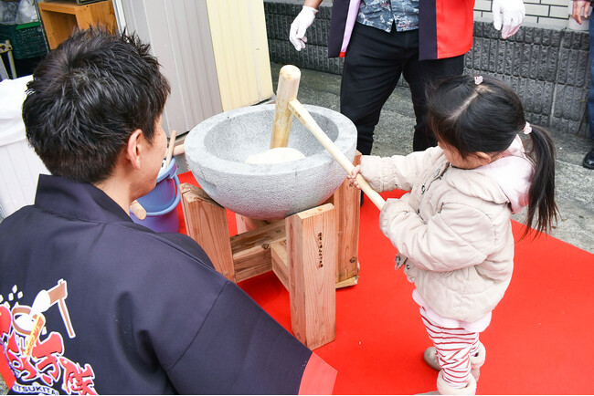 日本一縁起が良い“開運出張もちつき隊”が子どもたちに笑顔をお届け！社会福祉チャリティーイベントを支援しました（1月12日開催）