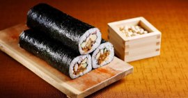 ▲7種類の具材を使用した『青の舎特製 恵方巻』 ▲7種類の具材を使用した『青の舎特製 恵方巻』