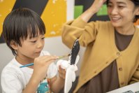 “ラメグラデーション”でキラキラ輝くモンスターアート！ ニジゲンノモリ『ゴジラ・モスラ素焼き色塗り体験』新装飾登場