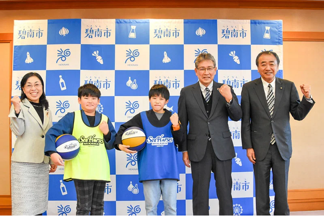 碧南市内小学校へのボール・ビブス寄贈