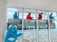 オニはガラスの外!? 福はガラスの内!?節分限定企画！あべのハルカス展望台「ハルカス300」に窓ガラスをお掃除する「オニさんゴンドラ」が登場！