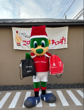 浦和レッズを25年支援するトーシンパートナーズが、社会貢献活動「このゆびとまれっず!REDS Santa」に参画、お菓子や特製ロゴ入りバッグを子ども食堂に寄贈 浦和レッズを25年支援するトーシンパートナーズが、社会貢献活動「このゆびとまれっず!REDS Santa」に参画、お菓子や特製ロゴ入りバッグを子ども食堂に寄贈