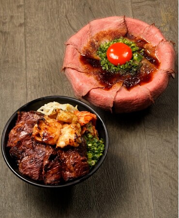 「にくぷく」のランチメニューがパワーアップ！「あふれるローストビーフ丼」「炭火焼き牛ハラミ丼」が登場