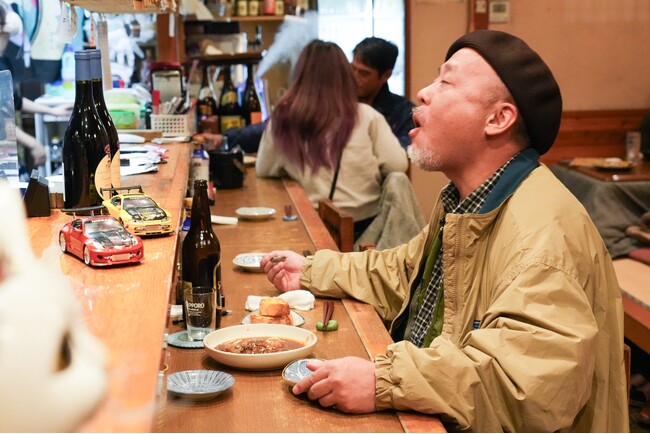 マキタスポーツが“さま酔う”　雨の降る夕暮れ時 鶴川駅から歩いて35分の心も身体が暖まる「ロビンソン酒場」へ